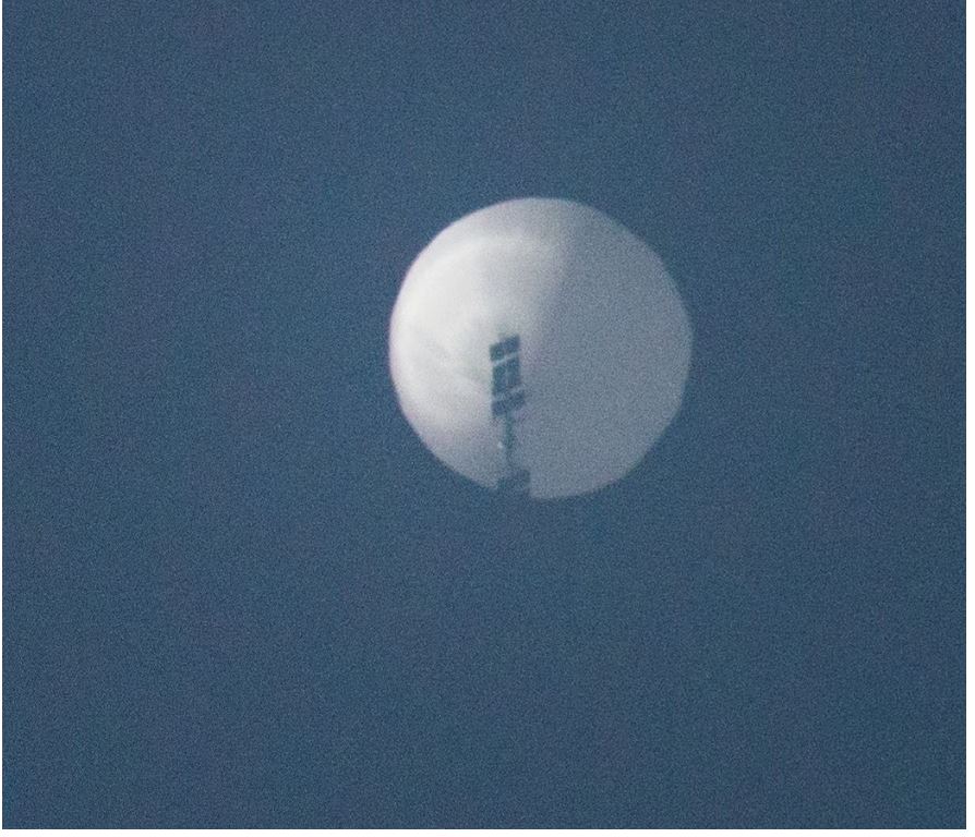   미국 몬타나주 상공에서 카메라에 잡힌 중국 정찰풍선. 사진=로이터통신