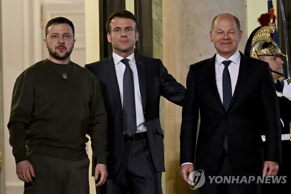 볼로디미르 젤렌스키(왼쪽) 우크라이나 대통령, 에마뉘엘 마크롱(가운데) 프랑스 대통령, 올라프 숄츠 독일 총리가 8일(현지시간) 오후 프랑스 파리 엘리제궁 앞에서 만나 사진을 찍고 있다[AFP=연합뉴스]