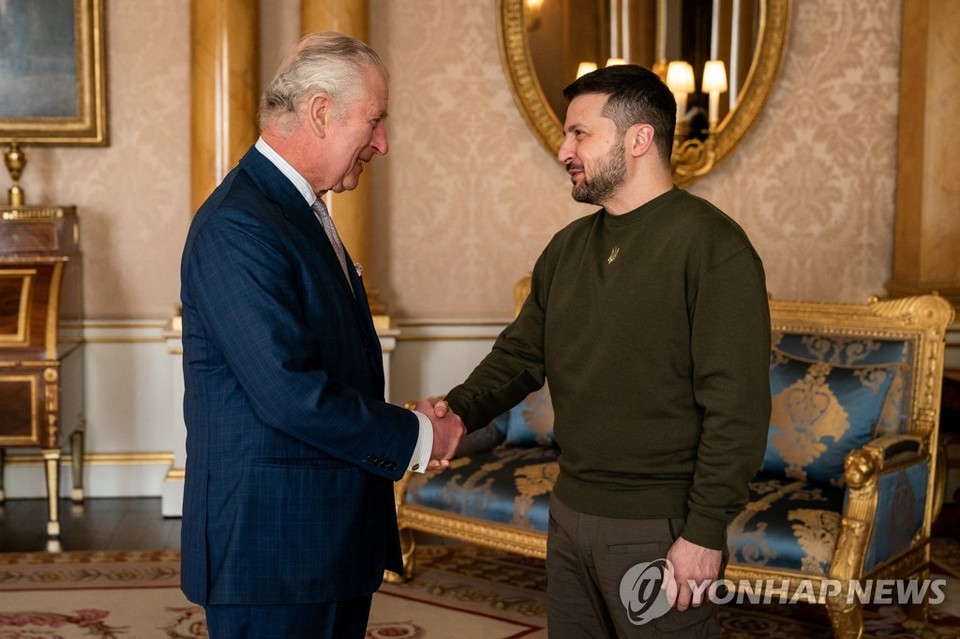 볼로디미르 젤렌스키 우크라이나 대통령이 8일(현지시간) 런던 버킹엄궁에서 찰스 3세 국왕을 만나고 있다[로이터=연합뉴스]