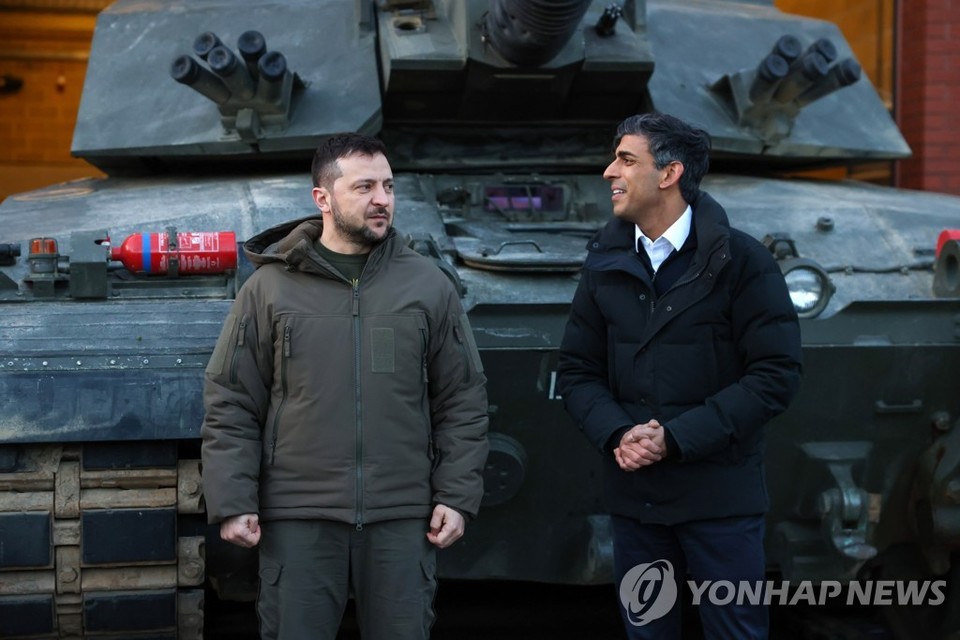 리시 수낵(오른쪽) 영국 총리와 영국 군사기지 방문한 볼로디미르 젤렌스키 우크라이나 대통령[EPA=연합뉴스]