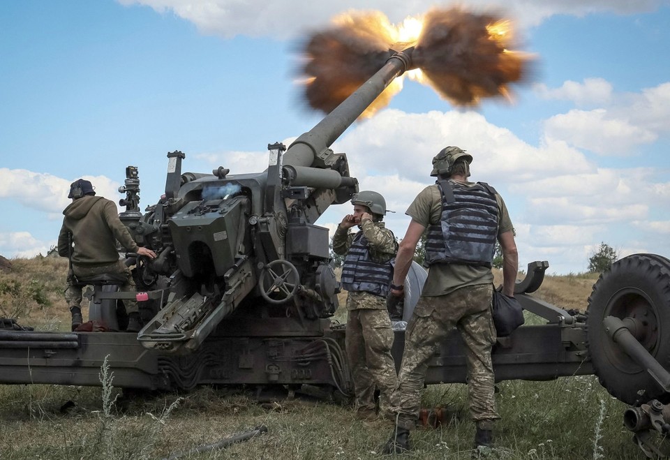 러시아군을 향해 발사되는 우크라이나군의 155mm 곡사포[WSJ 캡처]