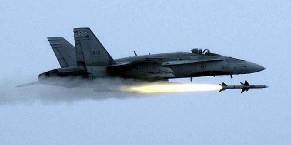 AIM-9 사이드와인더 공대공미사일을 발사하는 전투기[위키미디어커먼스 캡처]