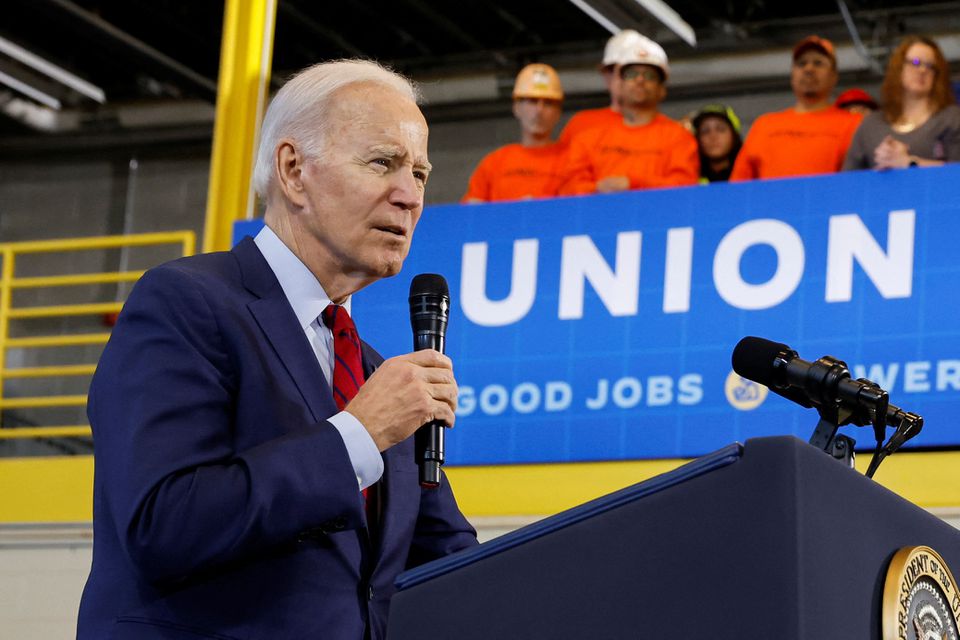 조 바이든 미국 대통령이 8일(현지시간) 미 위스컨신주에서 노동자들을 상대로 연설하고 있다[로이터 캡처]