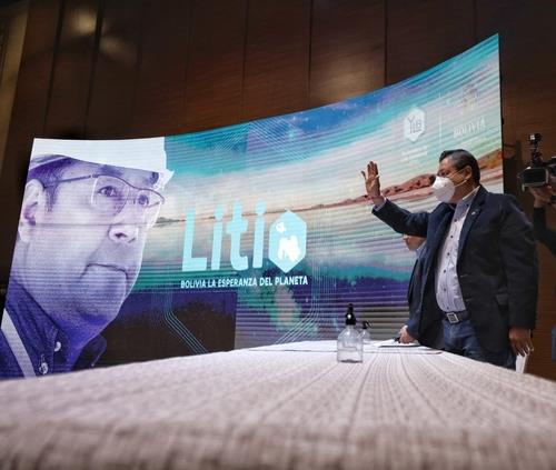 리튬 개발 계약 행사장에서 청중에게 인사하는 볼리비아 대통령[루이스 아르세 대통령 트위터 캡처]
