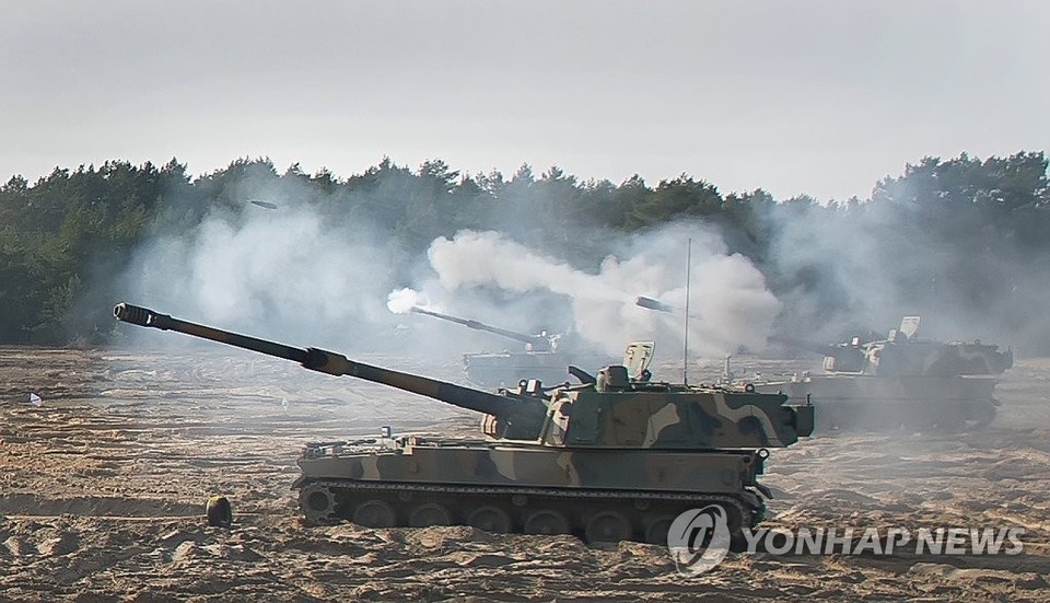 23일(현지시간) 폴란드 토룬 포병사격장에서 한국이 수출한 K9 자주포가 표적을 향해 포탄을 발사하고 있다[연합뉴스]