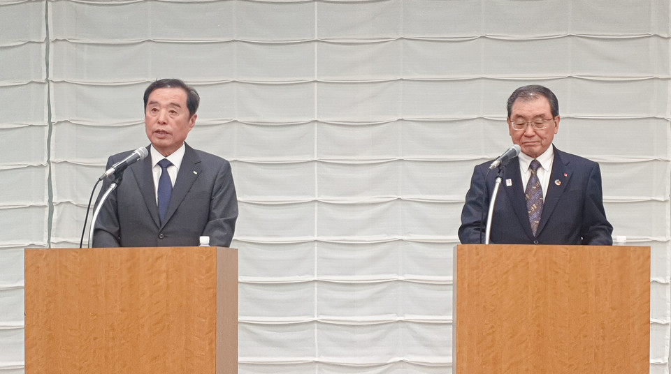 김병준 전경련 회장직무대행(왼쪽)과 도쿠라 마사카즈 경단련 회장이 16일 일본 도쿄 경단련회관에서 '한일 일한 미래파트너십 선언'을 하고 있다.(사진=전경련 제공)
