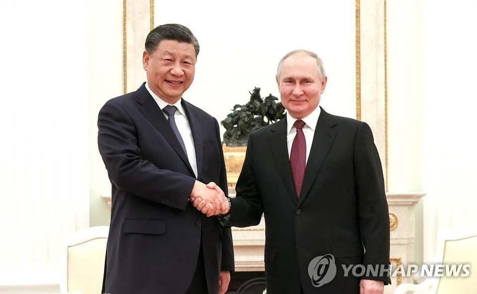 시진핑 중국 국가주석(왼쪽)과 블라디미르 푸틴 러시아 대통령이 20일(현지시간) 모스크바 크렘린궁에서 만나 악수하고 있다[UPI=연합뉴스]