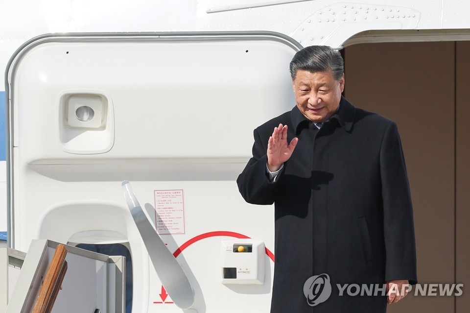 시진핑 중국 국가주석이 20일(현지시간) 모스크바브누코보 제2공항에 도착한 뒤 전용기에서 내리고 있다[타스=연합뉴스]