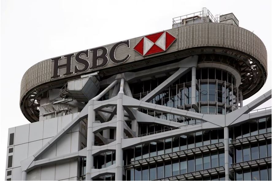   글로벌 투자은행인 HSBC 주가가 다시 3% 넘게 하락하고 있다. 홍콩에 있는 HSBC 로고. 사진=로이터통신