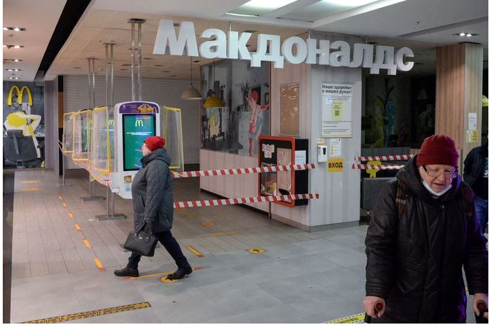   폐쇄된 모스크바 시내 맥도날드 매장. 사진=월 스트리트 저널