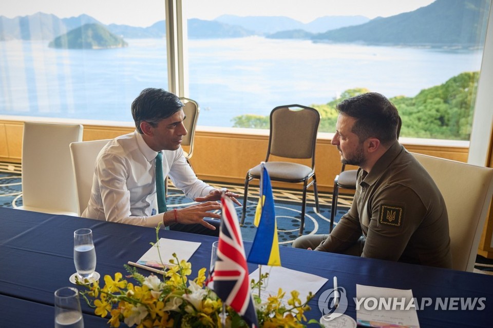 볼로디미르 젤렌스키 우크라이나 대통령이 20일 일본 히로시마에서 리시 수낙 영국 총리와 회담하고 있다.