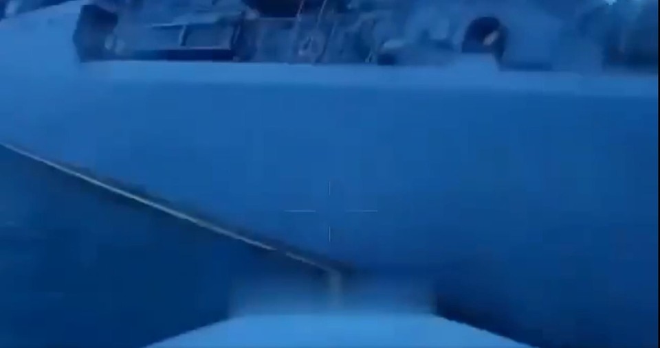 러시아 흑해함대 정보함 '이반 후르스'에 접근하는 우크라 자폭무인정[우크라 국방부 트위터 캡처]