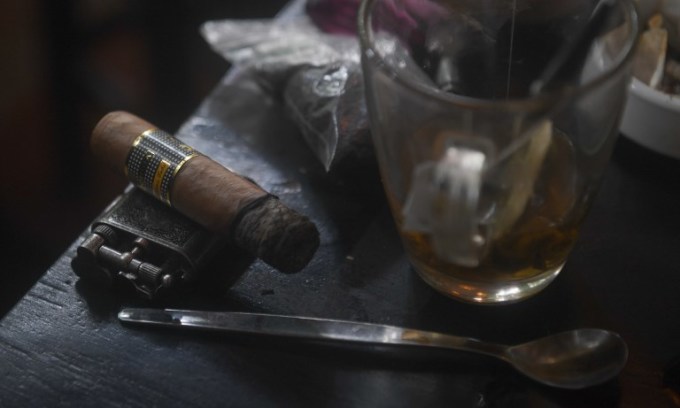 베트남 수도 하노이의 한 카페 테이블 위에 놓인 시가 담배와 커피[VnExpress 캡처]