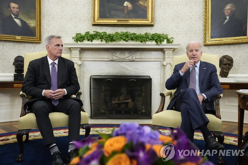 조 바이든 대통령(오른쪽)이 22일(현지시간) 워싱턴DC 백악관에서 케빈 매카시 미국 하원의장(공화당)과 만나 부채한도 증액 논의를 하고 있다[AP=연합뉴스]