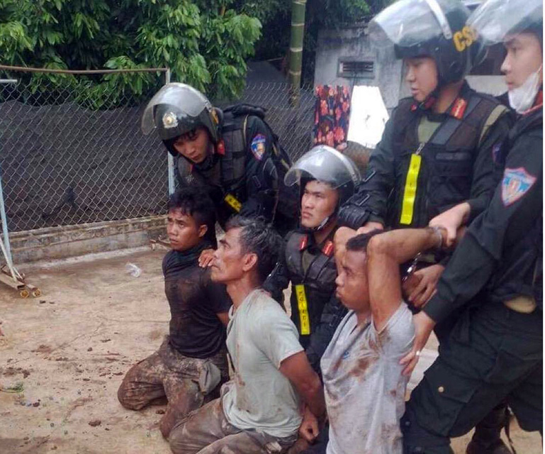베트남 중부 닥락성에서 총기로 경찰서를 습격한 혐의로 붙잡힌 용의자들[Truoi Tre 캡처]