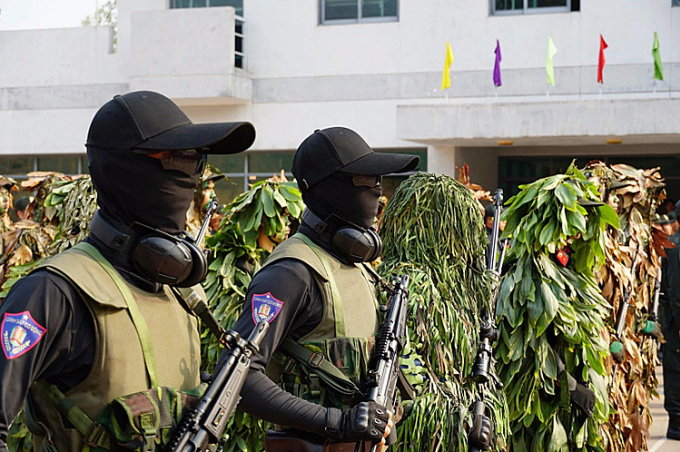 경찰서를 무장습격한 용의자들을 수색하는 베트남 경찰[VnExpress 캡처]