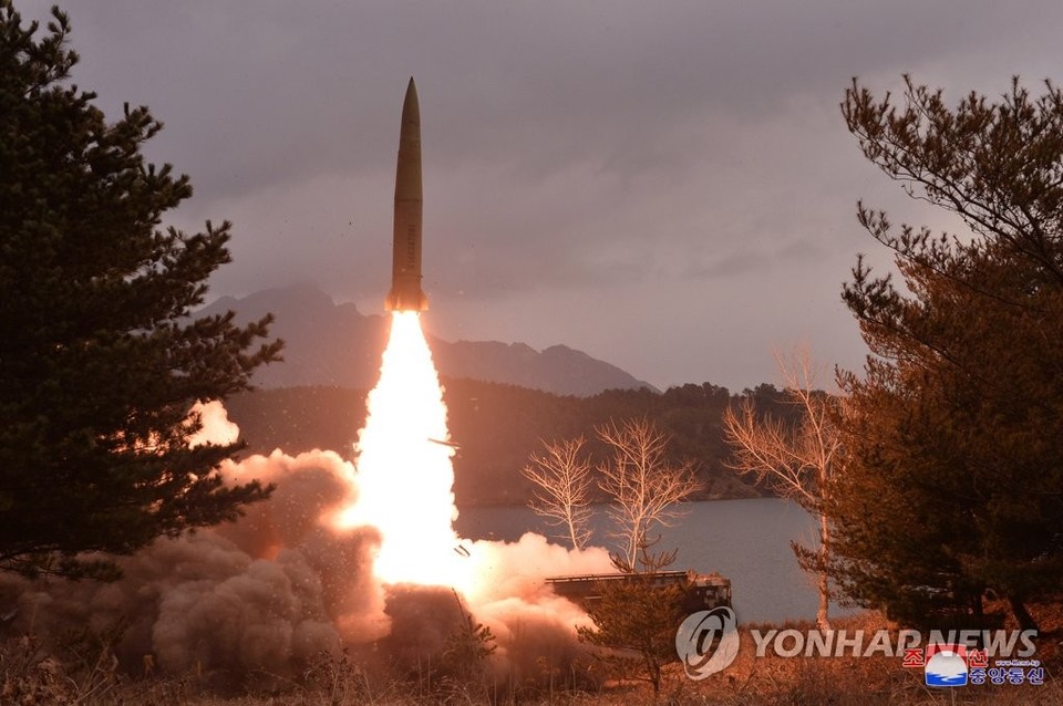 북한이 13일 발사한 탄도미사일[연합뉴스 자료 사진]