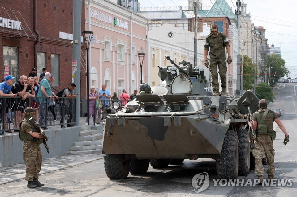 러시아 용병기업 바그너의 부대원들과 장갑차가 러시아 로스토프나도누 거리에 등장했다[타스=연합뉴스]