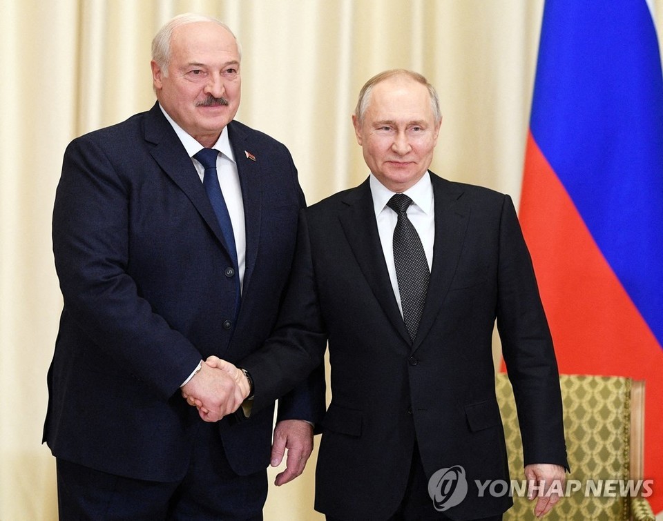 루카센코 벨라루스 대통령(왼쪽)과 블라디미르 푸틴 러시아 대통령[스푸트니크=연합뉴스 자료 사진]