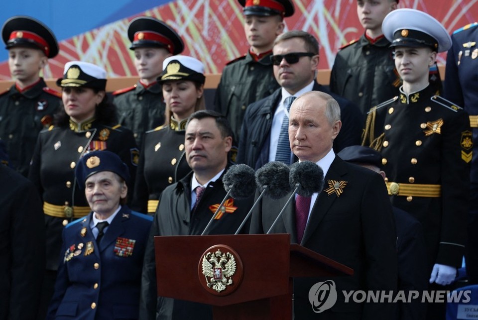 블라디미르 푸틴 러시아 대통령이 9일(현지시간) 모스크바 붉은광장에서 열린 전승절 기념행사에서 연설하고 있다. 그는 서방이 러시아를 상대로 한 진짜 전쟁을 일으켰다고 말했다[스푸트니크·AFP=연합뉴스]