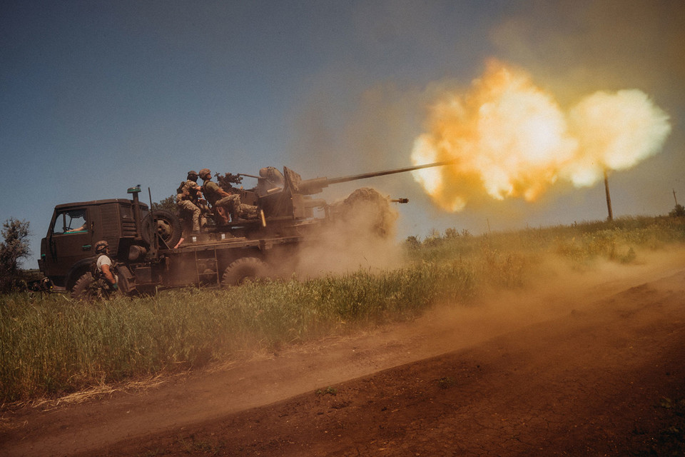 격전지 바흐무트에서 러시아군을 향해 S60 대공포를 발사하는 우크라이나군[게티이미지 제공]