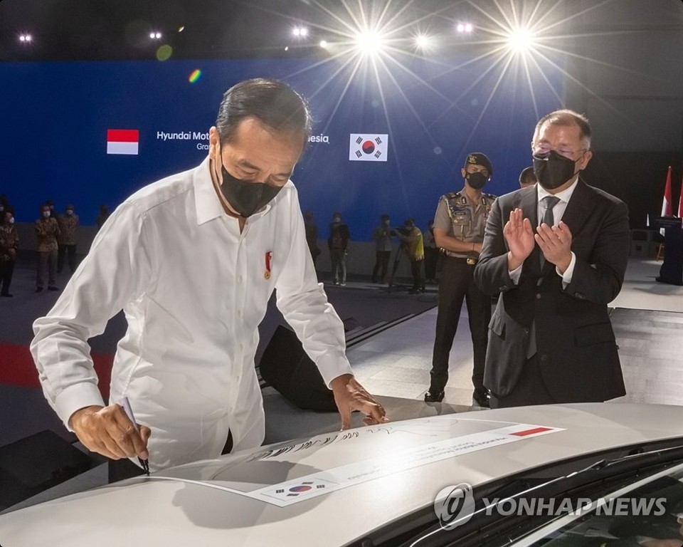 현대차 인니공장서 생산한 아이오닉5에 서명하는 조코위 대통령