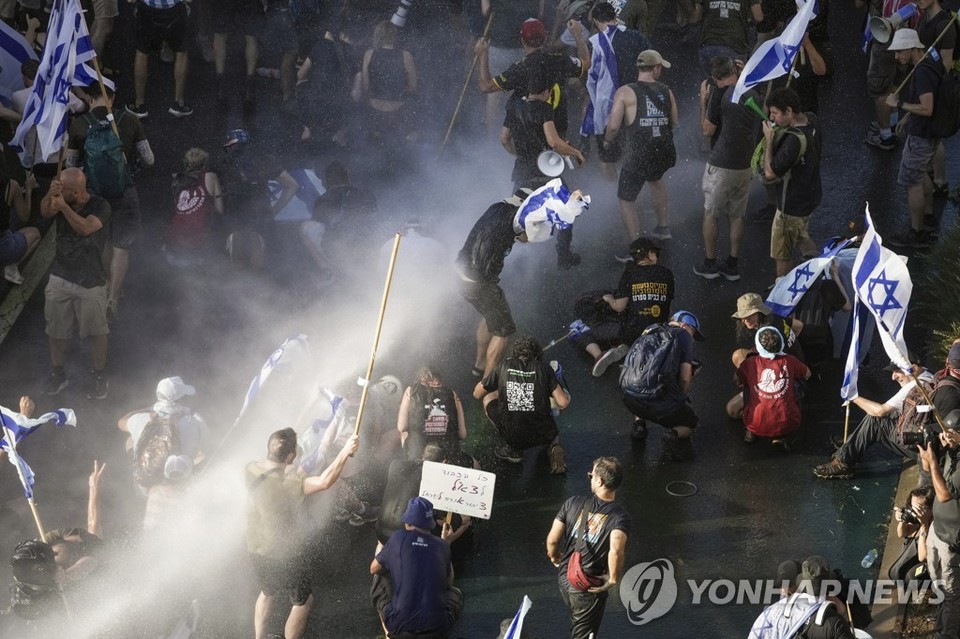 ​사법정비 반대 시위대에 물대포를 쏘는 이스라엘 경찰[AP=연합뉴스 자료 사진]​