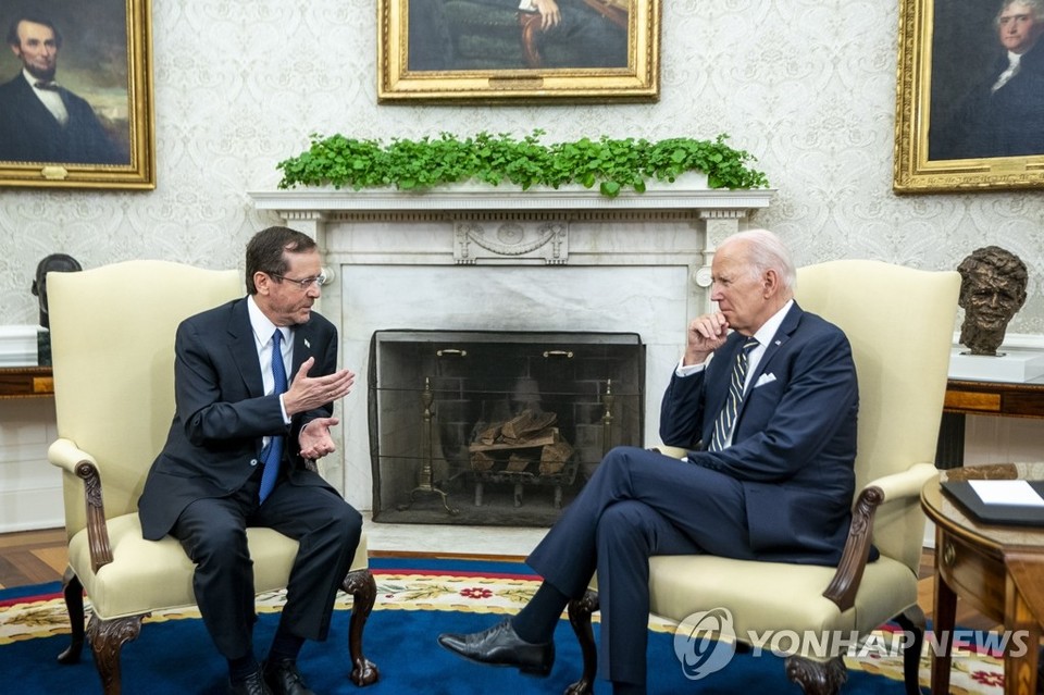 조 바이든 미국 대통령(오른쪽)과 이츠하크 헤르조그 이스라엘 대통령이 18일(현지시간) 백악관에서 회담하고 있다[EPA=연합뉴스]