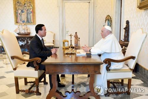 보 반 트엉 베트남 국가주석(왼쪽)과 만나는 프란치스코 교황(오른쪽)[EPA=연합뉴스 자료 사진]