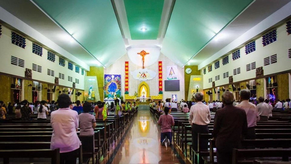 베트남에서 예배를 보는 카톨릭 신자들[위키미디어커먼스 제공]