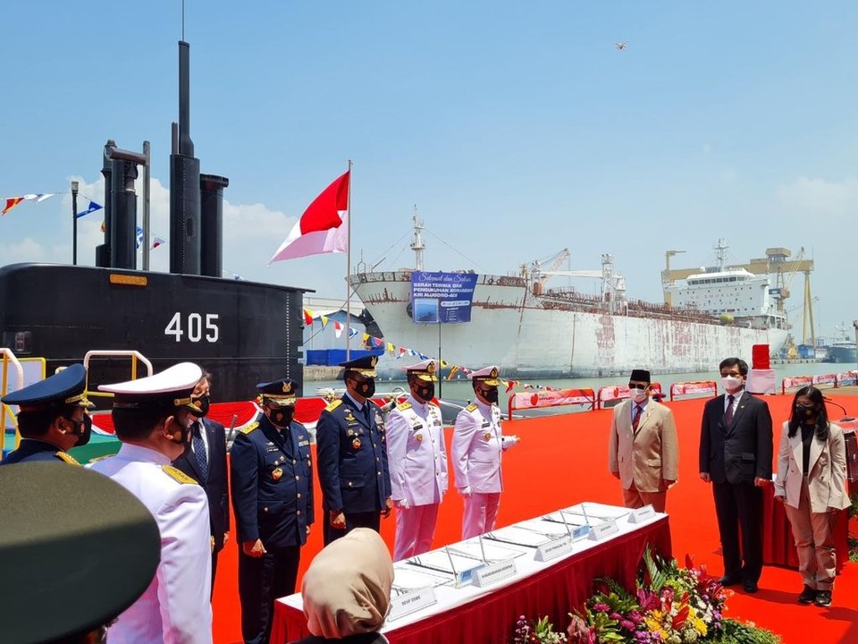 2021년 3월 인도네시아 수라바야의 국영 PAL조선소에서 '알루고로(Alugoro)' 잠수함 인도식이 열렸다.길이 61m, 1400t급 소형 잠수함인 알루고로함은 대우조선해양이 PAL조선소와 함께 2011년 인도네시아 국방부로부터 1차로 수주한 3척의 잠수함 중 마지막 함정이다[연합뉴스 자료 사진]
