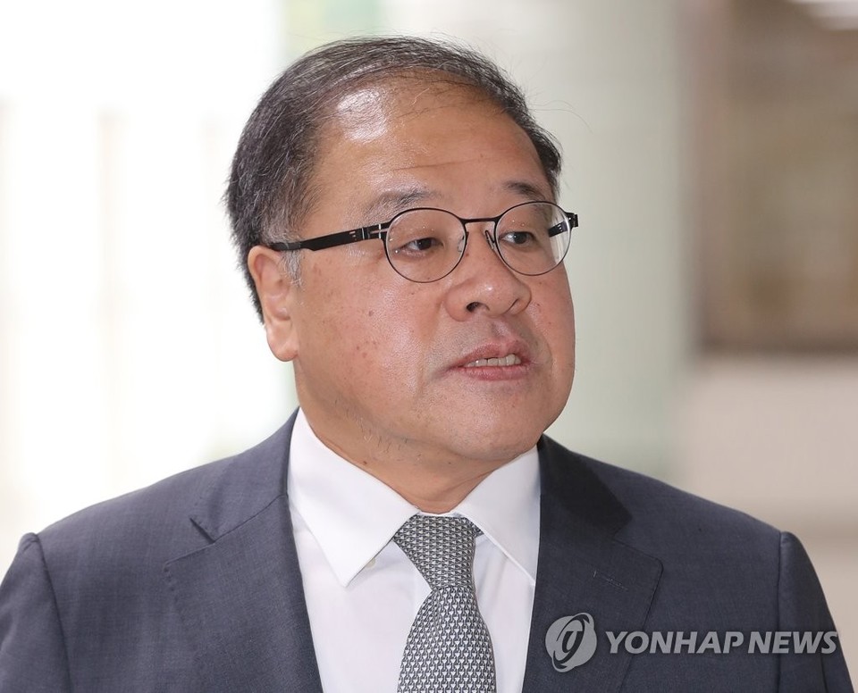 박근혜 정부 국정농단 사건으로 기소된 안종범 전 청와대 정책수석이 2020년 6월 11일 오전 대법원에서 재상고심에서 징역 4년을 확정판결 받았다.