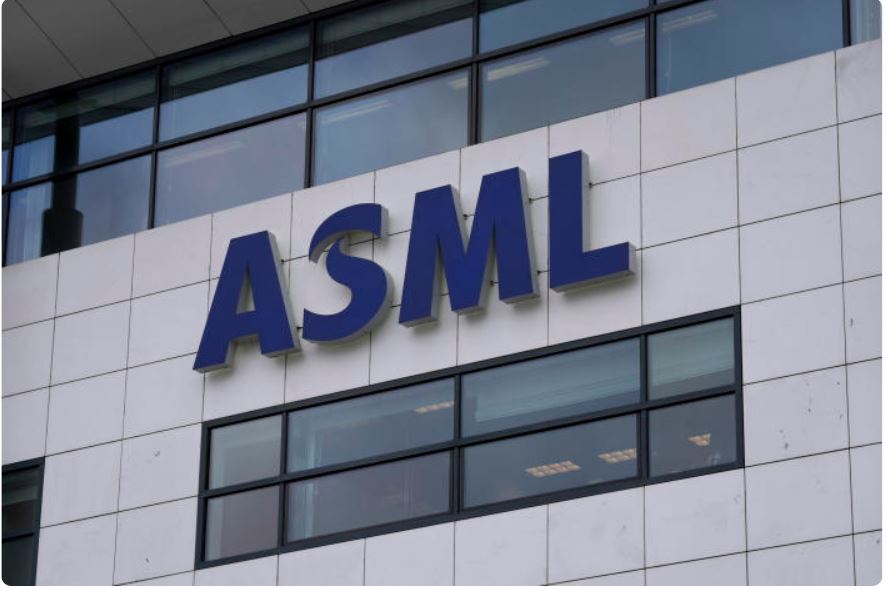   네덜란드의 반도체 유일한 최첨단 장비를 생산하는 ASML의 DUV 노광장비마저 대중 수출 규제 대상에 오르게 됐다. 사진=AP통신