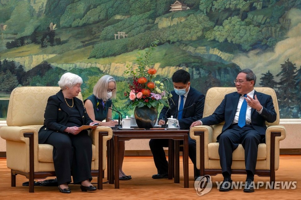 리창 중국 총리(오른쪽)와 재닛 옐런 미국 재무장관이 7일 중국 베이징 인민대회당에서 대화를 나누고 있다. 옐런 장관은 이날 중국과 공정한 규칙에 기반을 둔 건전한 경쟁을 원한다는 입장을 피력했다[AFP=연합뉴스]