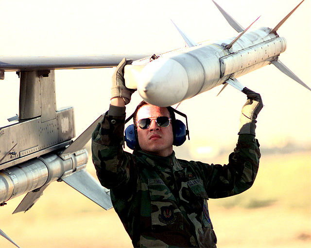 AIM-120 중거리 공대공 미사일(AMRAAM, 암람)을 장착하는 미 공군 병사[위키미디어커먼스 제공]