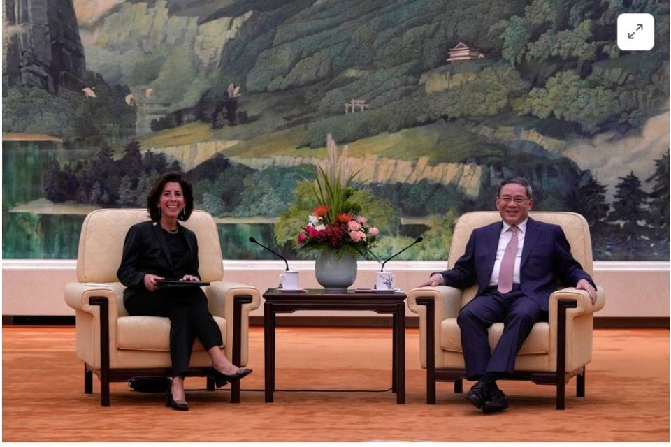   지나 러몬도 미국 상무부 장관(왼쪽)이 29일 중국 베이징 인민대회당에서 리창 중국 국무원 총리와 만나고 있다. 사진=로이터통신  