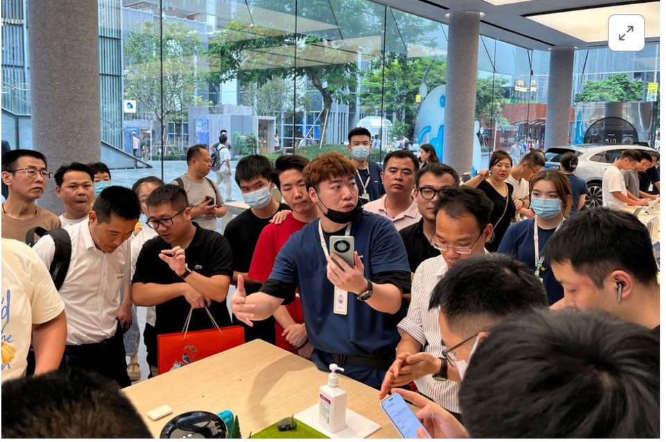   중국 화웨이기 지난 주 공개한 7나노 스마트폰을 사려는 이들이 줄을 잇고 있다. 사진=로이터통신
