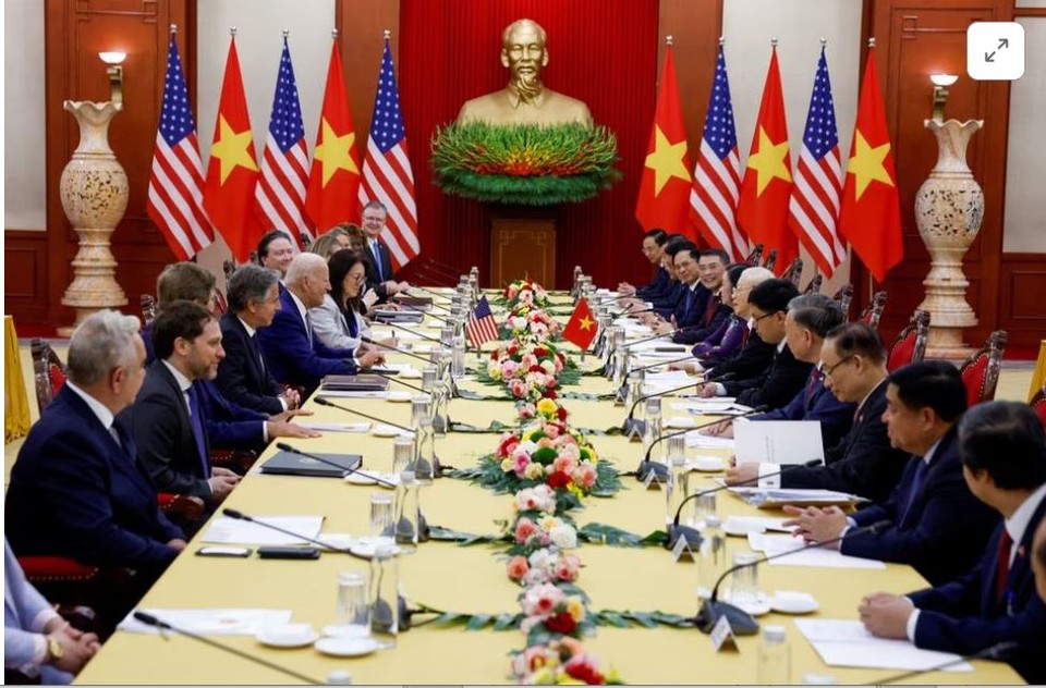   바이든 대통령과 응우옌 쫑 베트남 서기장 등이 참석한 가운데 미국과 베트남이 정상회담을 갖고 있다. 사진=로이터통신  