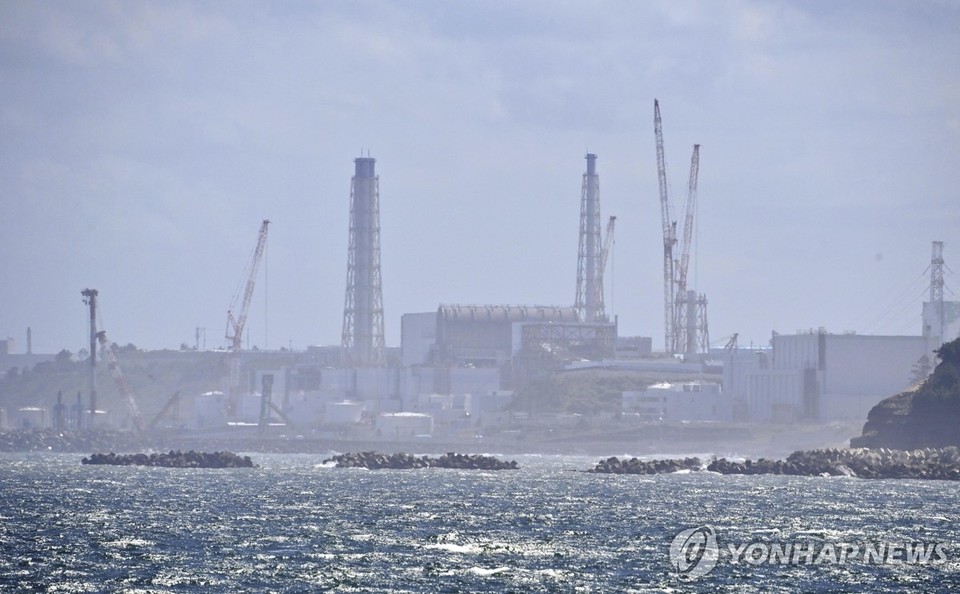 일본이 국내외에서 제기되는 반대를 무릅쓰고 24일 오후 1시께 후쿠시마 제1원자력발전소 오염수(일본 정부 명칭 '처리수')의 해양 방류를 시작했다. 사진은 이날 촬영된 후쿠시마현 나미에 소재 후쿠시마 제1원자력발전소의 모습[교도=연합뉴스]
