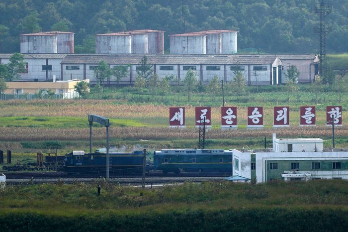 김정은 북한 국무위원장이 탑승한 전용열차로 보이는 열차가 북한-러시아 국경을 지나고 있다[AP 제공]