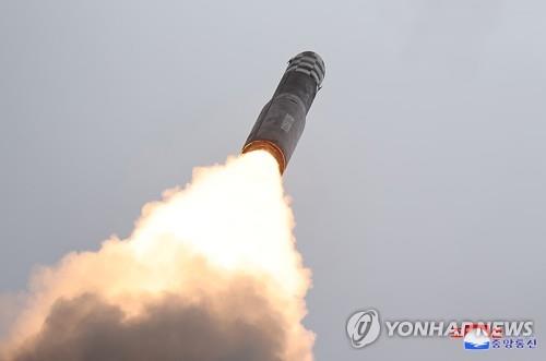 북한이 2023년 7월 12일 김정은 국무위원장이 참석한 가운데 신형 고체연료 대륙간탄도미사일(ICBM) 화성-18형의 시험발사를 감행했다고 조선중앙통신이 보도했다[조선중앙통신=연합뉴스]