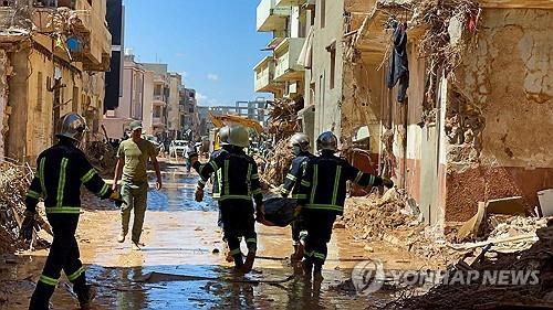 리비아에서 대홍수 사망자 수습하는 이집트 구조팀[로이터=연합뉴스]