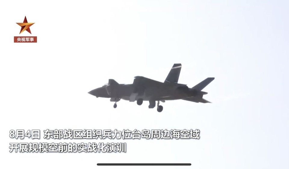 2022년 8월 중국군이 낸시 펠로시 미국 하원의장의 대만 방문에 대응해 미국과 대만을 동시에 겨냥한 전례 없는 화력 시위를 벌였다.사진은 대만 무력시위 동원된 J-20 전투기의 모습[중국중앙(CC)TV 화면 캡쳐]