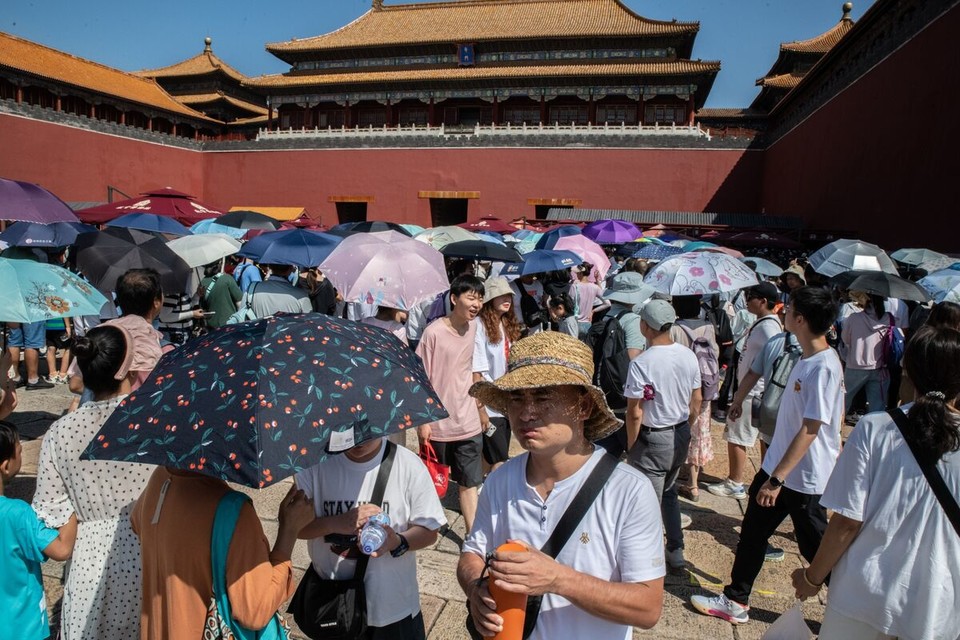 베이징의 자금성을 둘러보는 중국인 관광객들[Bloomberg 캡처]