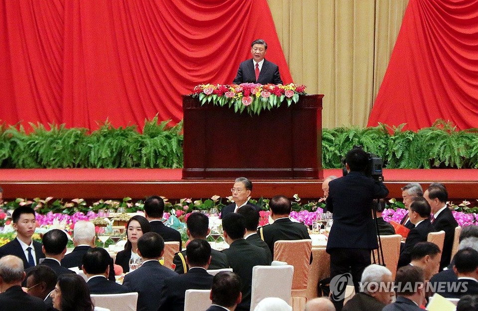 시진핑 중국 국가 주석이 28일 오후 중국 베이징 인민대회당에서 열린 국경절 리셉션에서 인사말을 하고 있다[연합뉴스]
