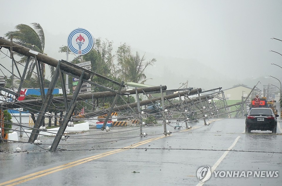 5일 태풍 '코이누'가 대만을 강타하며 거리 구조물들이 쓰러진 모습[AFP=연합뉴스]