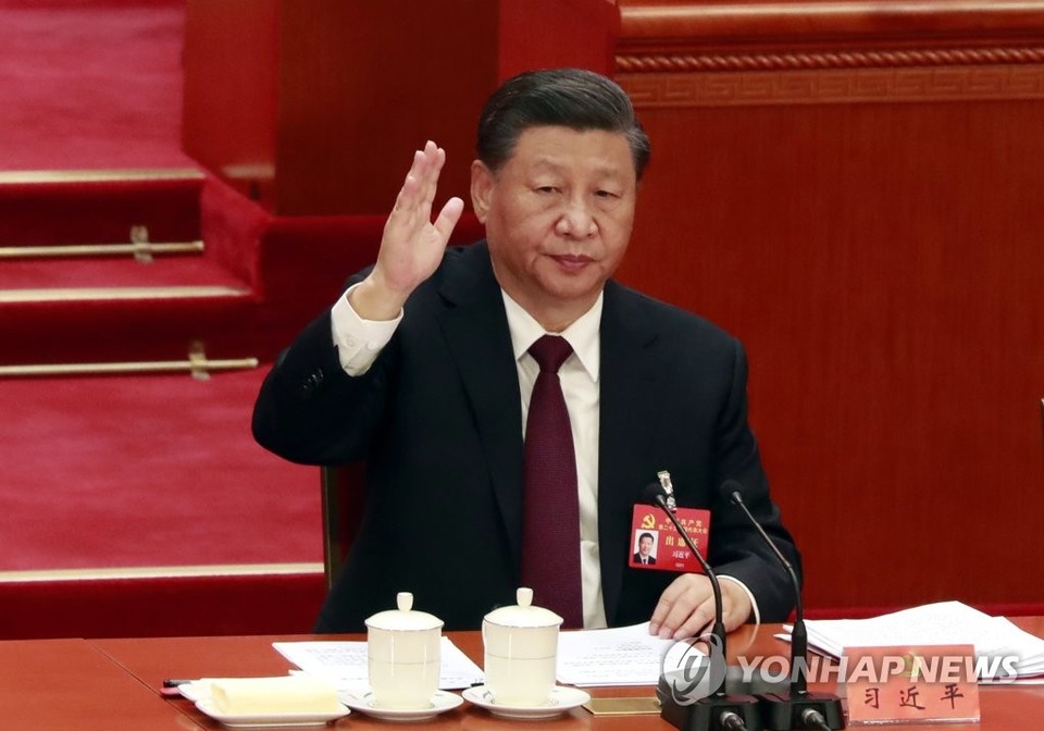 시진핑 중국 국가 주석이 22일 베이징 인민대회당에서 열린 중국 공산당 제20차 전국대표대회(당대회) 폐막식에서 당장 수정안 투표를 위해 손을 들고 있다[연합뉴스]