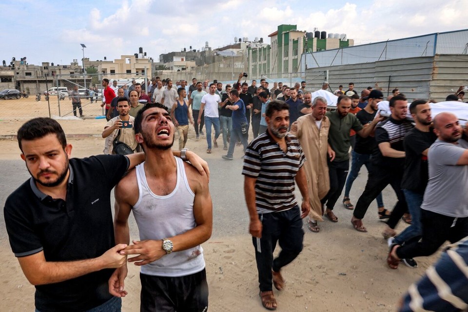 이스라엘의 보복공습으로 가족을 잃고 오열하는 팔레스타인 가자지구 주민들[AFP/게티이미지]