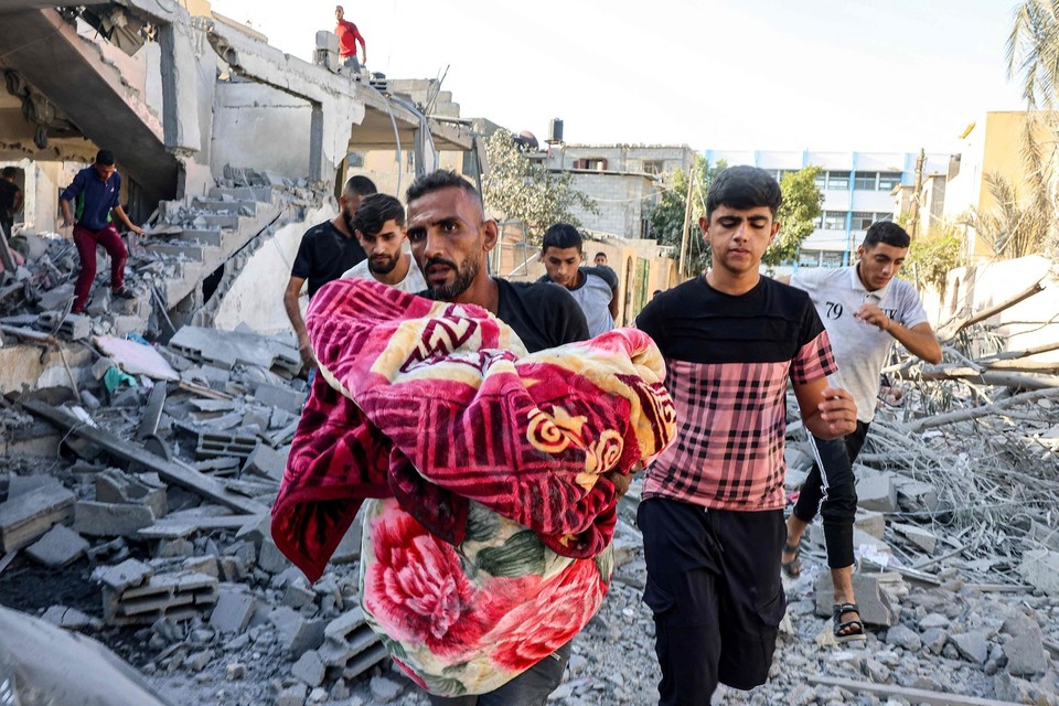 이스라엘 보복공습 직후 아기를 부상한 아기를 모포에 싸서 긴급대피 중인 팔레스타인 주민들[게티이미지/AFP 제공]