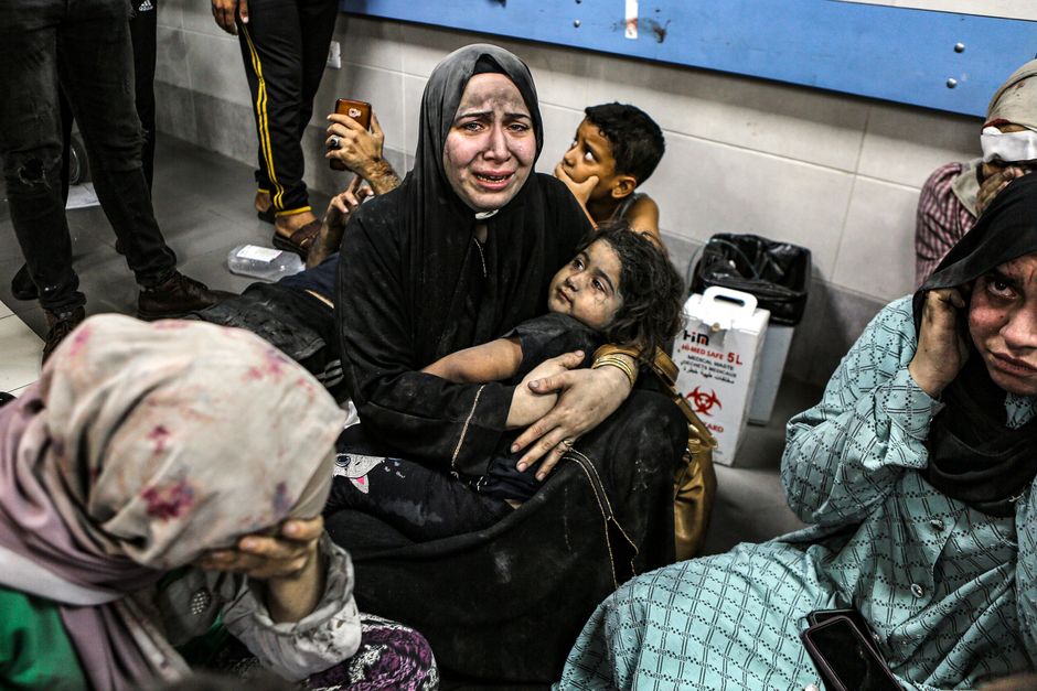 이스라엘의 보복공습을 받은 팔레스타인 가자시티의 알아흘리 아랍병원에 부상자들이 붐비고 있다[AFP 캡처]